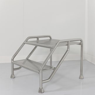 Cleanroom step stools with reduced size
